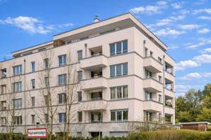 Urban living comfort with far-reaching views - spacious 2.5-room apartment with loggia