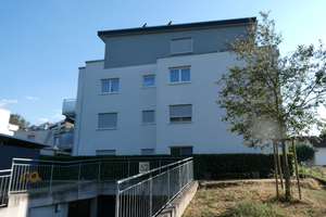3,5 Zimmer-EG-Wohnung mit EBK, Terrasse, Garten und TG-Platz - Neuwertig und im Spätherbst verfügbar