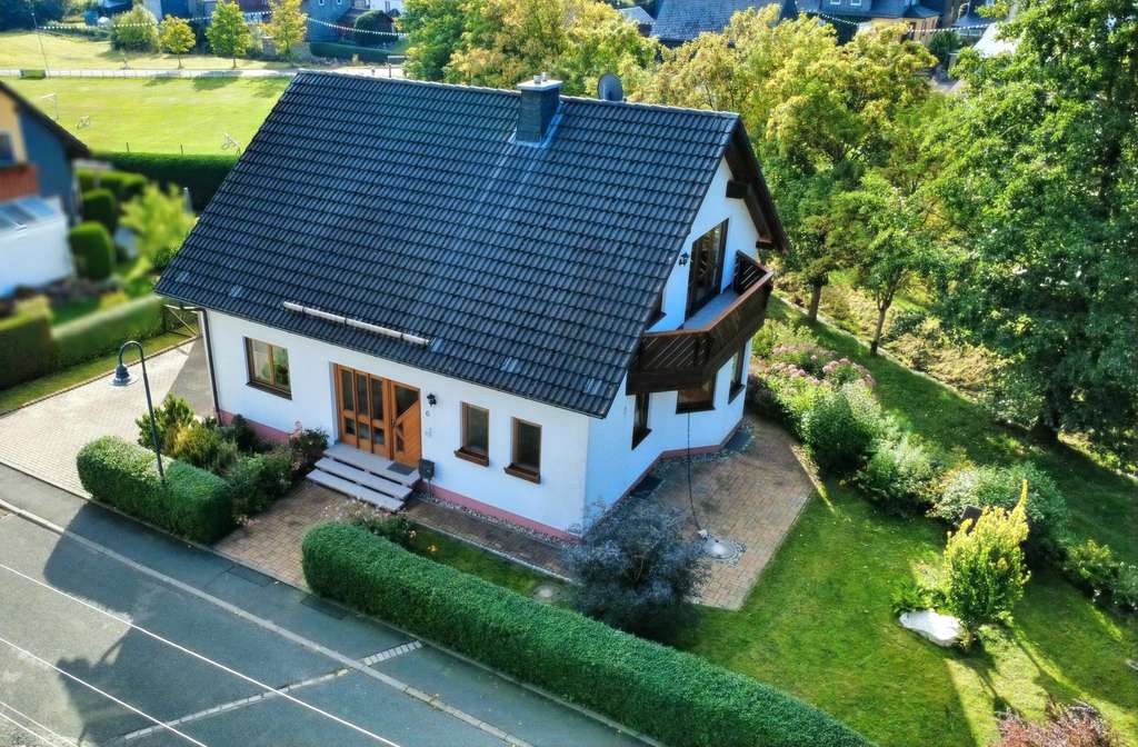 Immobilie in Bad Lobenstein - Ein gemütliches Zuhause für die ganze Familie in wunderschöner Landschaft
 - Bild 0