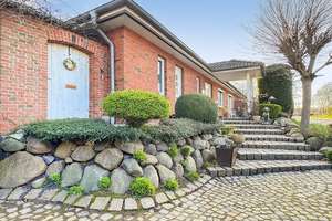 Kurze Wege zum Ostseestrand - Modernes Einfamilienhaus mit Einliegerwohnung! – Die vollständige Adresse der Immobilie erhältst du vom Anbieter., 24229 Schwedeneck – Vorschaubild 1