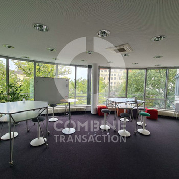 Runde Sache mit Ausblick nahe Ernst-Reuter-Platz. combine Transaction.