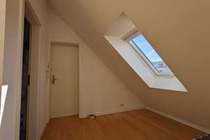 Geschmackvolle DG-Maisonette-Wohnung,offene Galerie mit 2 Zimmern, Balkon und EBK in MÜ-Nymphenburg – Die vollständige Adresse der Immobilie erhältst du vom Anbieter., 80639 Nymphenburg, München – Vorschaubild 17