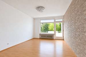 Ab sofort!! Lichtdurchflutete Wohnung mit großzügigem Wohnbereich und Balkon