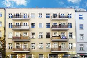 Bezugsfreie ruhige 
1-Zimmer-Altbauwohnung
in begehrter Lage Friedrichhain – Silvio-Meier-Straße 4, 10247 Friedrichshain, Berlin – Vorschaubild 2
