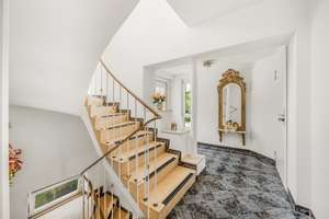 Ein besonderes Zuhause im Grünen: Großzügiges Zweifamilienhaus mit Platz für Generationen – Die vollständige Adresse der Immobilie erhältst du vom Anbieter., 81927 Englschalking, München – Vorschaubild 4