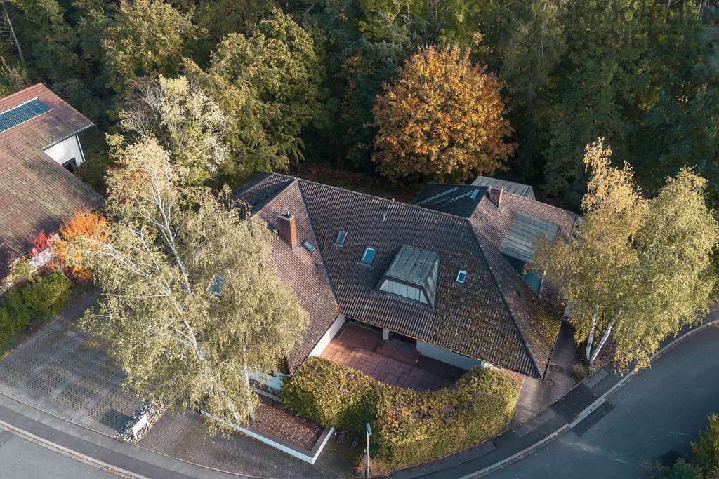 Immobilie in Ahorn - Beeindruckendes Walmdachhaus mit Blick ins Grüne und Tiefgarage - Bild 0