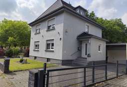 Außenansicht mit Vorgarten