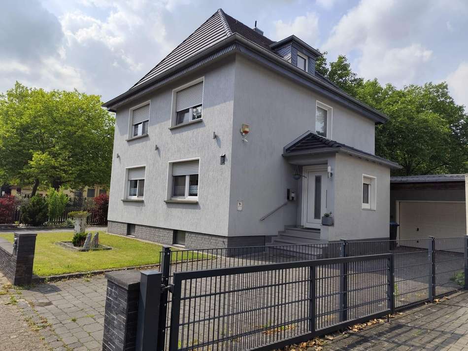 Außenansicht mit Vorgarten