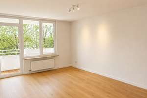 RESERVIERT! Sonnige 3-Zimmer-Familienwohnung, große Loggia, TG-Stellplatz, ca. 80m2 – Die vollständige Adresse der Immobilie erhältst du vom Anbieter., 81737 Neuperlach, München – Vorschaubild 2