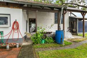Zeitlos wohnen im Grünen – Einfamilienhaus mit überdachter Terrasse und Nebengebäude  – Die vollständige Adresse der Immobilie erhältst du vom Anbieter., 94099 Ruhstorf an der Rott – Vorschaubild 4