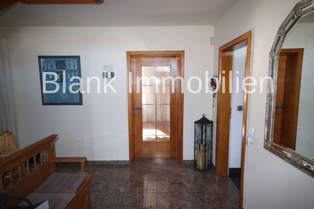 Immobilie in Durach - Einfamilienhaus mit Einliegerwohnung, Balkon, Terrasse, Garagen, Garten und Bergblick - in Durach - Bild 1