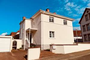 Charmante und stilvolle VILLA mit 4-fach-Garage und schön angelegtem Garten in  66981 Münchweiler – Die vollständige Adresse der Immobilie erhältst du vom Anbieter., 66981 Münchweiler an der Rodalb – Vorschaubild 1