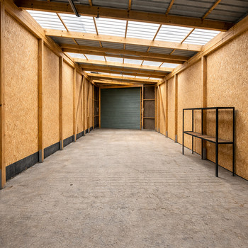 ca. 220 m² große ebenerdige Hallenfläche mit Büro