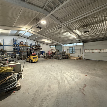 ca. 624 m² große ebenerdige Hallenfläche mit Meisterbüro