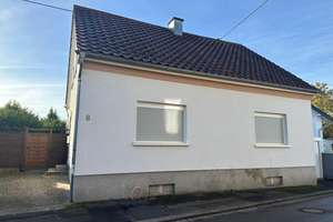 Freistehendes Einfamilienhaus mit Terrasse und Garage in zentraler Lage von Heusweiler – Die vollständige Adresse der Immobilie erhältst du vom Anbieter., 66265 Heusweiler – Vorschaubild 1