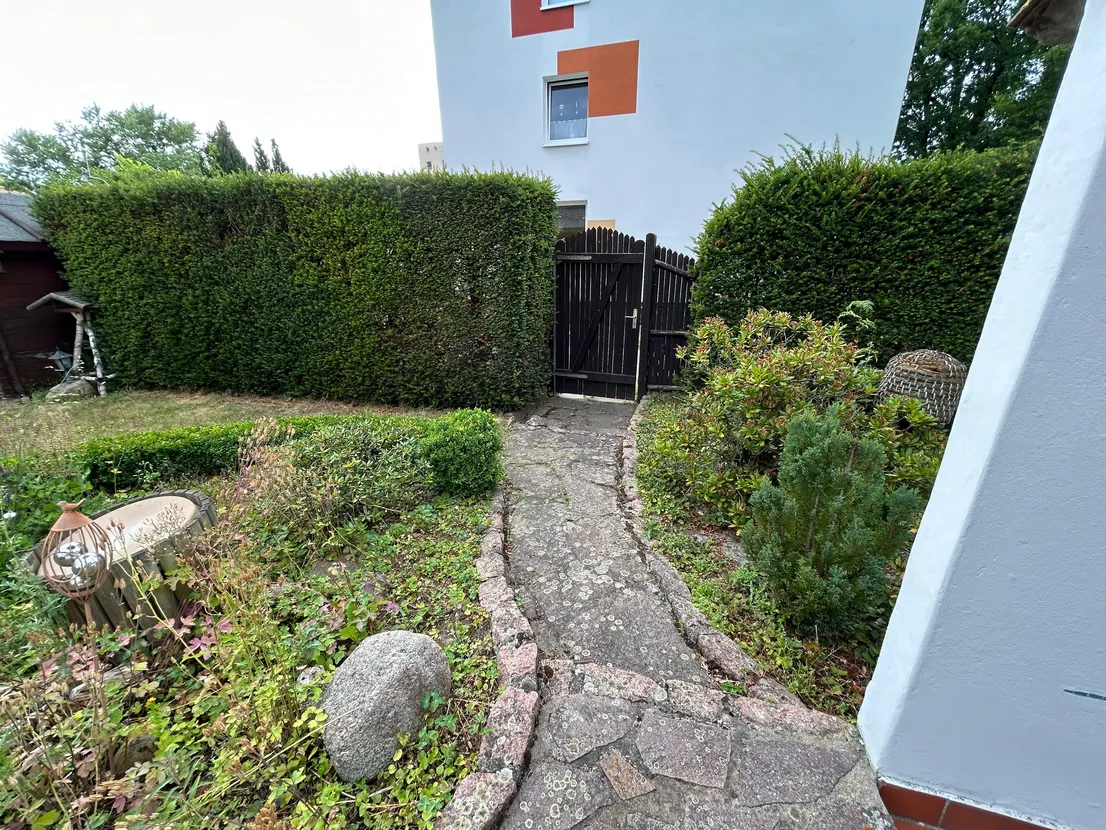 Gemütliches Reihenendhaus mit XL-Dachterrasse, Terrasse, Garten und zwei Garagen – Eingang zum Garten
