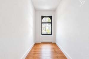 Elegante Erdgeschosswohnung mit historischem Deckenstuck in Sachsenhausen – 60594 Sachsenhausen-Nord, Frankfurt am Main – Vorschaubild 3
