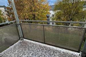Gemütliche 3-Zimmer mit Laminat, Balkon und Wannenbad in ruhiger Lage! EBK mgl. – Zschopauer Platz 9, 9126 Bernsdorf, Chemnitz – Vorschaubild 1