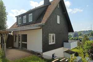 Gepflegtes 5-Zimmer-Einfamilienhaus mit Einliegerwohnung und wunderbarem Blick über Winterberg – Hochsauerlandkreis – Vorschaubild 1