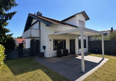Moderne Doppelhaushälfte mit Garten, Garage & 3 Stellplätzen