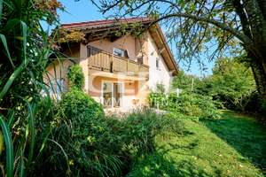 Gepflegtes Einfamilienhaus mit traumhaftem Garten, PV-Anlage und Pool – Die vollständige Adresse der Immobilie erhältst du vom Anbieter., 94553 Mariaposching – Vorschaubild 1
