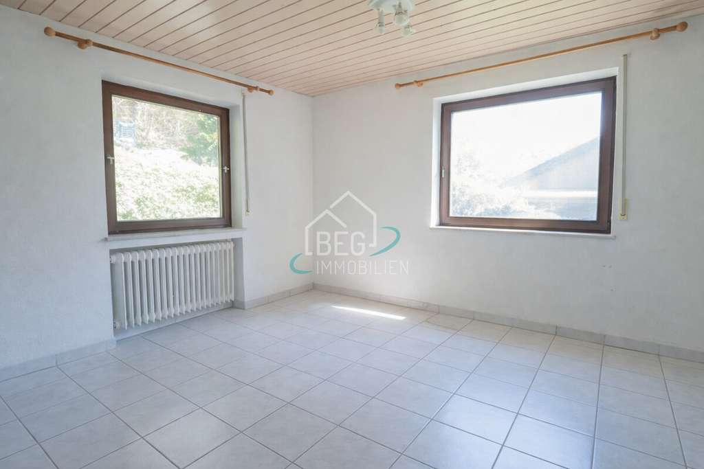 Immobilie in Sulzbach-Laufen - Einfamilienhaus mit Einliegerwohnung in ruhiger Aussichtslage - Bild 2