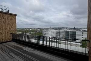 Lichtdurchflutete Dreizimmerwohnung mit Dachterrasse.