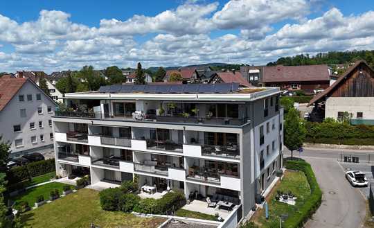 Gehobenes Wohnen in Friedrichshafen mit Blick auf die Stadt
