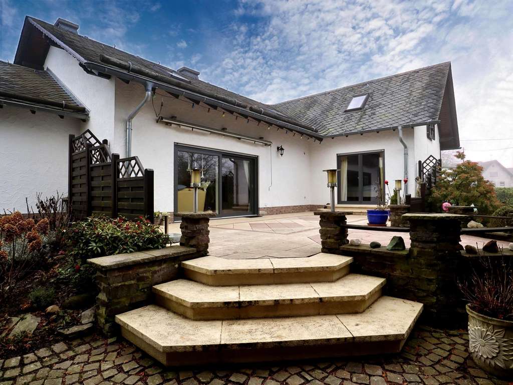 Immobilie in Peterswald-Löffelscheid - Gepflegtes und weitläufiges Einfamilienwohnhaus mit Doppelgarage und Bauplatz - Bild 3