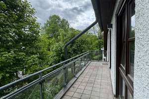 Modernisierte 3-Zimmer Dachgeschoss Wohnung - 2 Balkone + 2 Badezimmer – Waldschmidtstraße 5, 81545 Harlaching, München – Vorschaubild 5