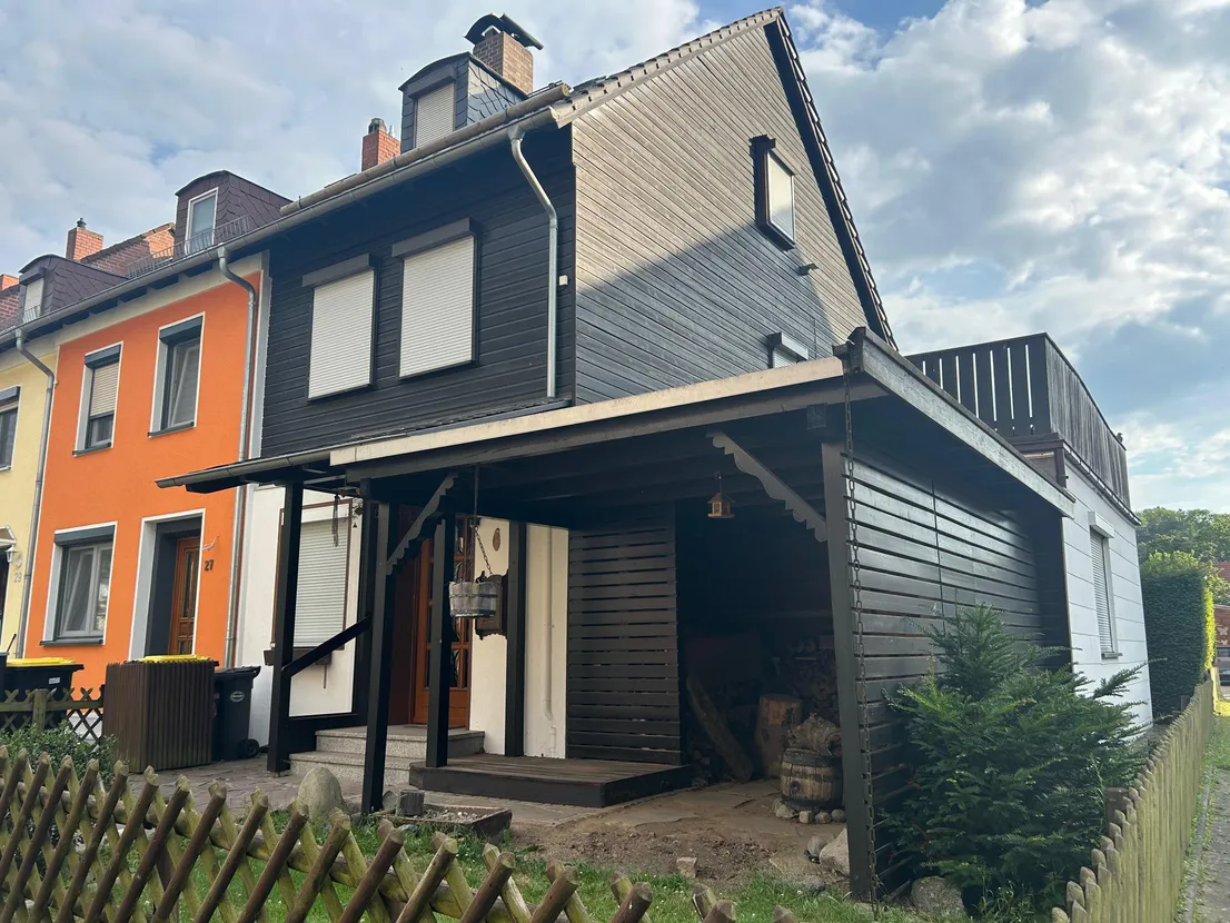 Gemütliches Reihenendhaus mit XL-Dachterrasse, Terrasse, Garten und zwei Garagen – Hausansicht