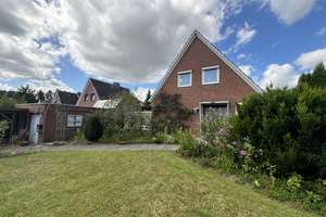 Einfamilienhaus mit Vollkeller,  Garagen und Kamin in gefragter, ruhiger Lage (RÖMBKE IMMOBILIEN KG) – Stormweg 13, 24539 Gadeland, Neumünster – Vorschaubild 1