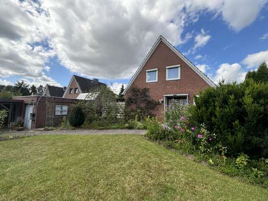 Einfamilienhaus mit Vollkeller,  Garagen und Kamin in gefragter, ruhiger Lage (RÖMBKE IMMOBILIEN KG)