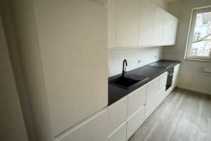 Kernsanierte 3-Zimmer-Wohnung mit Küche, Gäste-WC Duschbad und Balkon – Siebengebirgsallee 57, 50939 Köln – Vorschaubild 1