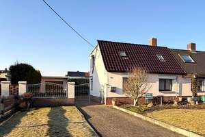 Doppelhaushälfte in Sandersdorf: Familienfreundlich, mit Garten, Garage und ca. 600 m² Grundstück – Schillerstraße 40, 6792 Sandersdorf – Vorschaubild 1