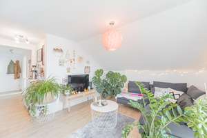 Stilvolle, modernisierte 2,5-Zimmer-DG-Wohnung mit Balkon und Einbauküche in Reutlingen – Wörnsbergweg 21, 72766 Sondelfingen, Reutlingen – Vorschaubild 2
