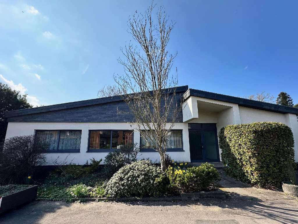 Verkaufsstart: Modernisierungsbedürftiger Bungalow mit 815 m² großen Grundstück
