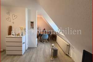 **huesch-immobilien.de**
Charmante 2-Zimmer-Dachgeschosswohnung in Essen-Bergerhausen – Die vollständige Adresse der Immobilie erhältst du vom Anbieter., 45136 Bergerhausen, Essen – Vorschaubild 3