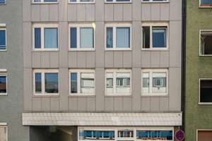 Zentraler geht´s nicht: Mitten im Herzen von Neu-Ulm - Mehrfamilienhaus mit Gewerbe und 3 Wohnungen – Die vollständige Adresse der Immobilie erhältst du vom Anbieter., 89231 Neu-Ulm – Vorschaubild 2