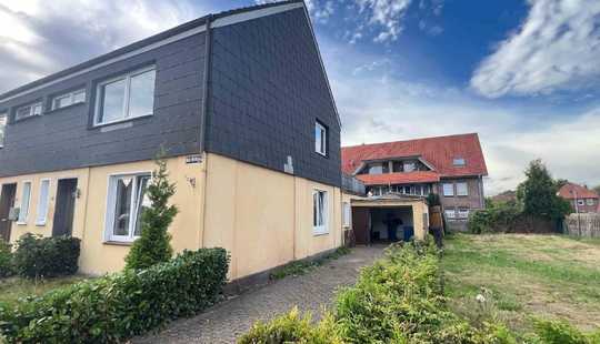 Bild von renovierungsbedürftige Haushälfte mit Garten und Garage im Zentrum von Westerstede