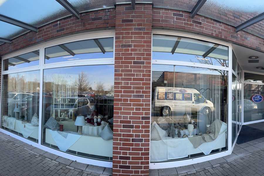 Ladenlokal mit großzügiger Schaufensterfront im Einkaufsareal Husen