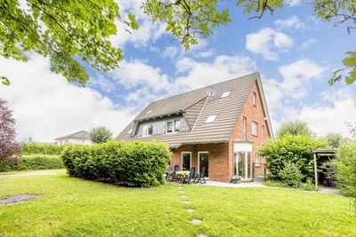 Doppelhaushälfte mit pflegeleichtem Garten, 6,5 Zimmern und 2 Bädern - ruhige Lage