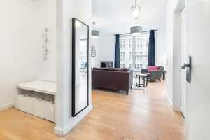 Repräsentative Neubauwohnung in zentraler Mitte-Lage: 2,5 Zimmer mit spektakulärer Fensterfront und  – Berlin – Vorschaubild 2