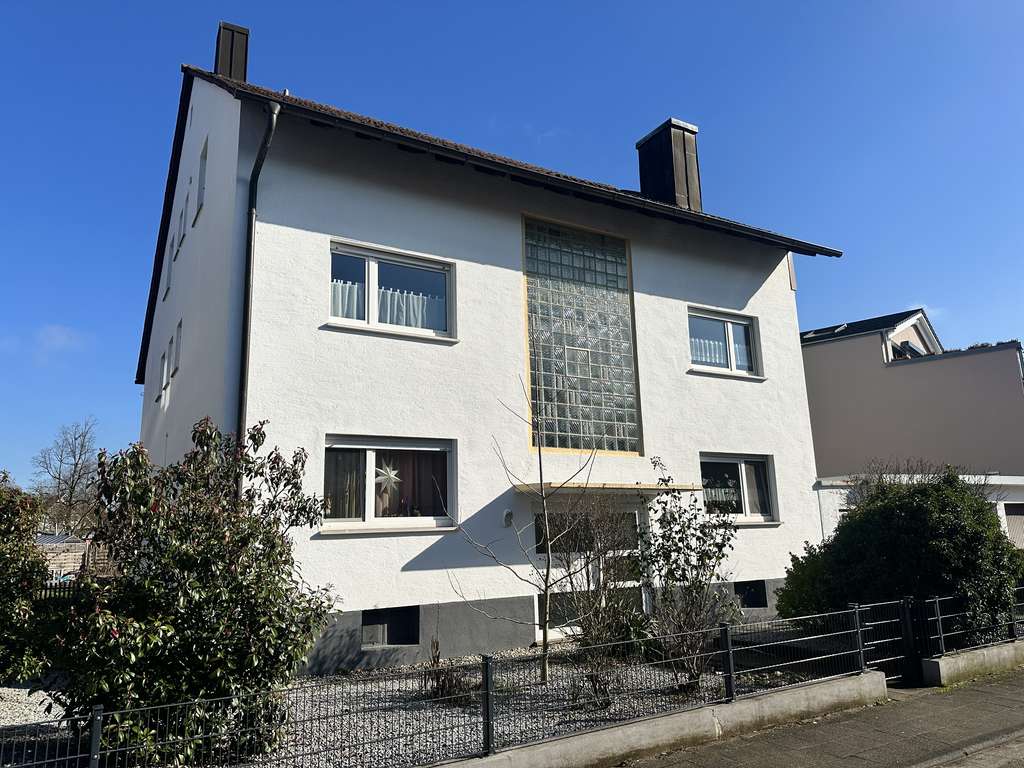 Immobilie in Jockgrim - Topp gepflegtes 3-Familienhaus mit Garagen und Stellplätzen zur Kapitalanlage - voll vermietet - Bild 1