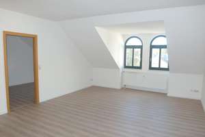 Frisch renovierte, schöne 2-Zimmer-Dachwohnung mit großem Balkon, Bad mit Dusche und sep. Essküche – 1662 Meißen – Vorschaubild 1