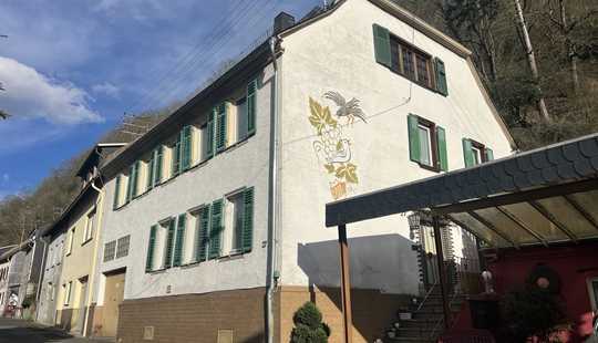 Bild von Großzügiges Ein- bis Zweifamilienhaus mit Garage, Carport und Terrasse zu verkaufen