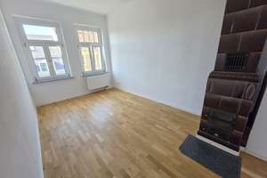 Citywohnen mit Charakter: Sanierte 2-Raumwohnung im Altbau mit Parkett, Balkon und EBK-Option
