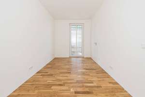 Wohnung mit Weitblick *  helle 5 Zimmer im DG * Balkon * Parkett * 2 Bäder *TG * EBK – Straße der Nationen 82, 9111 Zentrum, Chemnitz – Vorschaubild 2
