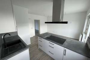 Kernsanierte Wohnung: neue EBK mit Insel, neue Fenster, Böden, Fliesen, sowie Heizung – Von-Richthofen-Straße 31, 86159 Hochfeld, Augsburg – Vorschaubild 3