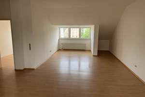 Nette Dachgeschosswohnung im dritten Stock mit Tageslichtwannenbad in Leverkusen Manfort